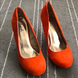 Orange Qupid suede pumps